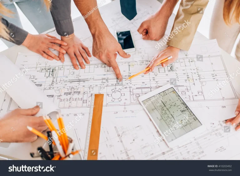 Tim arsitek dan kontraktor membahas desain rumah di Purwokerto